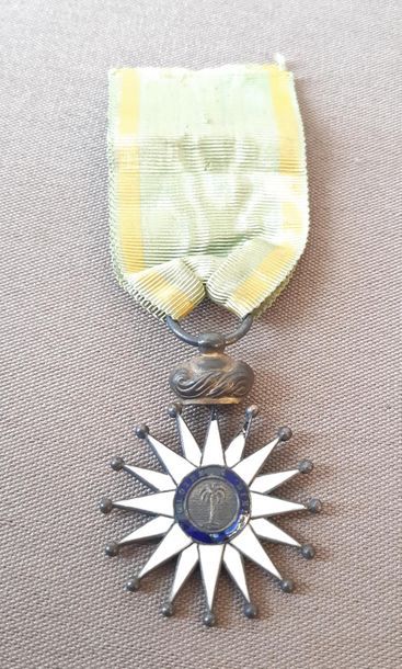 MEDAILLE 
étoile à 16 branches emaillée,...