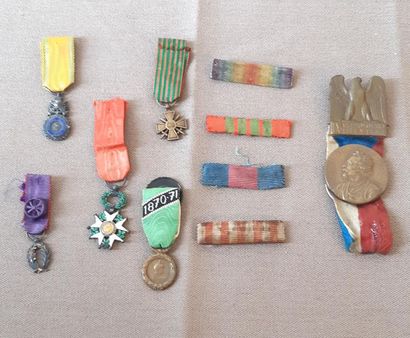 LOT DE MEDAILLE MILITAIRE comprenant :
Cinq...