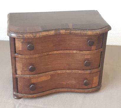 COMMODE GALBEE
De poupée en bois et placage...