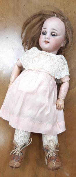POUPEE 
Tête en porcelaine, corps en carton...