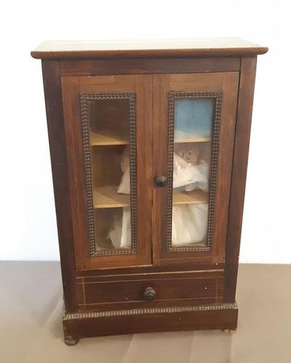 ARMOIRE 
de poupée en bois de placage vitrée...