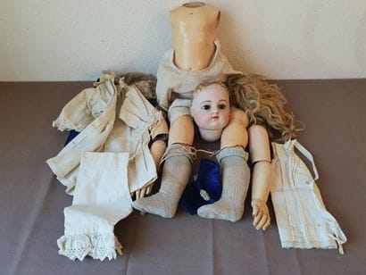 POUPEE tête en porcelaine, yeux fixe, bouche...