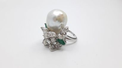 BAGUE 
en or gris 750° ornée d'une importante...