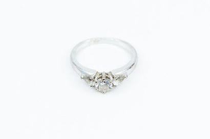 BAGUE en or gris 750° ornée d'un diamant...