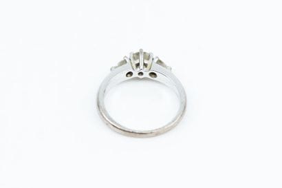 BAGUE en or gris 750° ornée d'un diamant...
