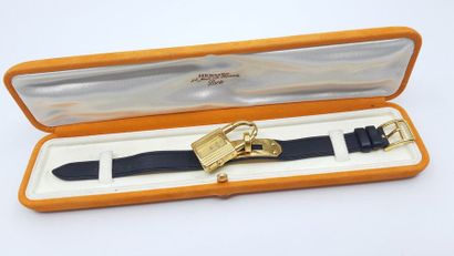 HERMES
Montre cadenas, bracelet en cuir noir
Dans...
