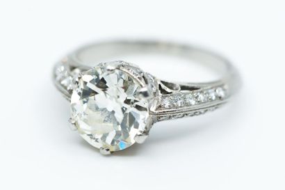 BAGUE en or gris 750° ornée d'un diamant...