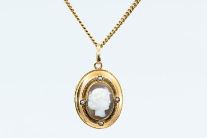 CHAINE en or jaune 750° ornée d'un pendentif...