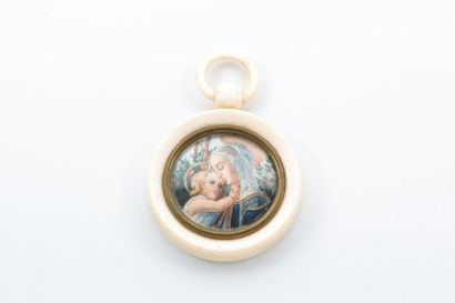 PENDENTIF 
de berceau en ivoire avec miniature...