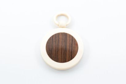 PENDENTIF 
de berceau en ivoire avec miniature...