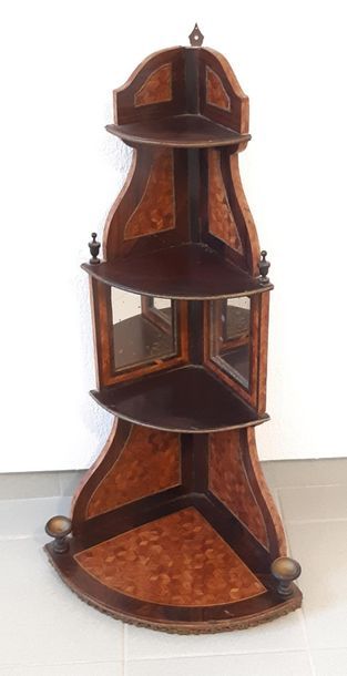 ETAGERE 
d'angle en bois de placage à décor...