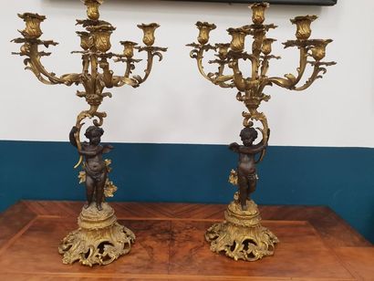 PAIRE DE CANDELABRES 
en bronze doré à décor...