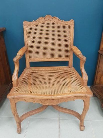 FAUTEUIL 
cannée en hêtre à dossier droit...