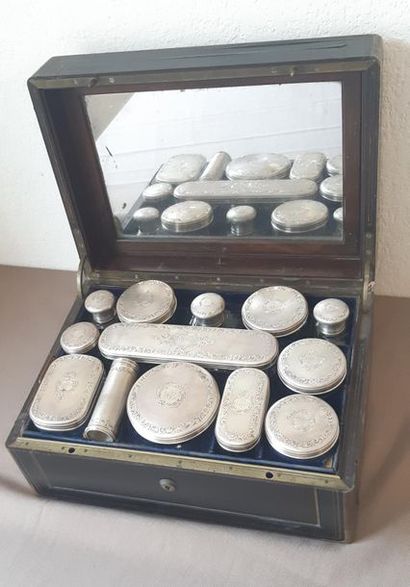 NECESSAIRE DE VOYAGE
dans un coffret en acajou...