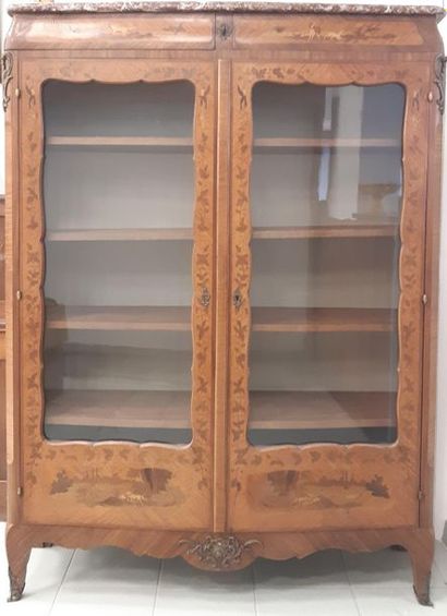 VITRINE DE CHASSE 
en marqueterie de bois
fruitier,...