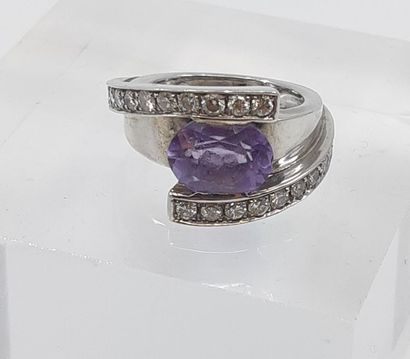 BAGUE 
en or gris 750° ornée d'une améthyste...