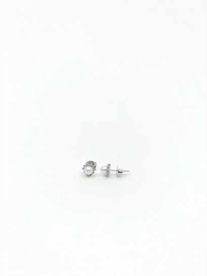 PAIRE de boucles d'oreilles en or gris 750°...