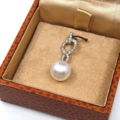 PENDENTIF en or gris ornée d'une perle d'eau...