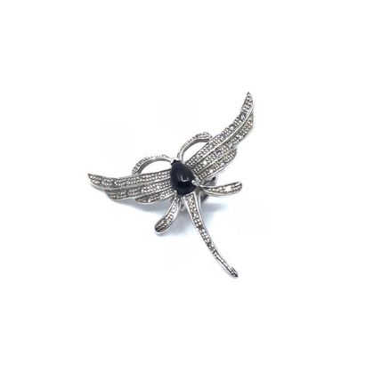 FERMOIR clip formant papillon en or gris...