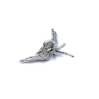FERMOIR clip formant papillon en or gris...