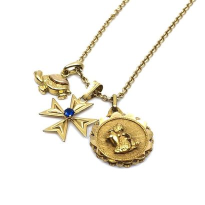 CHAINE en or jaune 750° ornée de trois pendentifs...