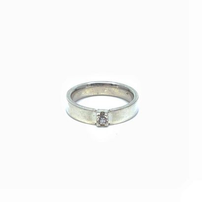 BAGUE en argent ornée d'un diamant de 0,10...