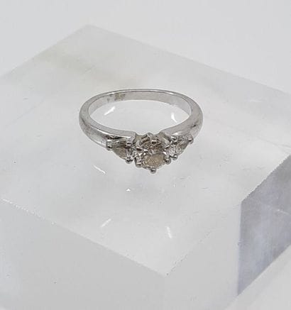 BAGUE en or gris 750° ornée d'un diamant...