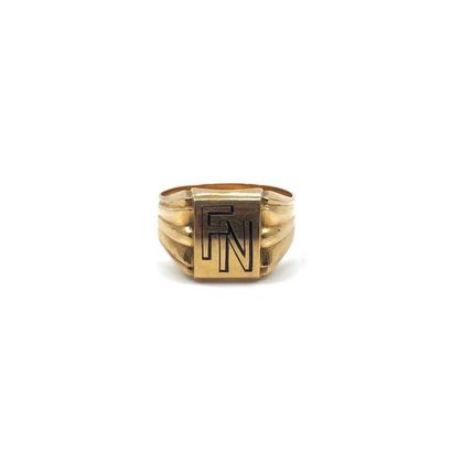 BAGUE chevalière 
en or jaune 750° monogrammée...