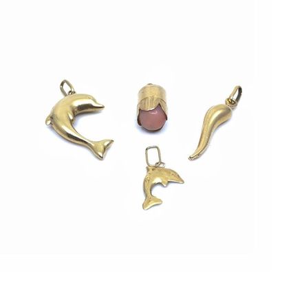 Lot d'or 750° comprenant 4 pendentifs 
Poids...