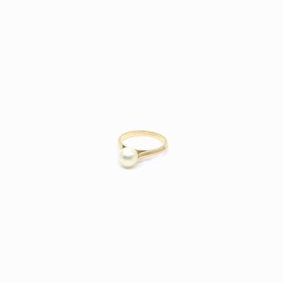 BAGUE en or jaune ornée d'une perle 
Poids...