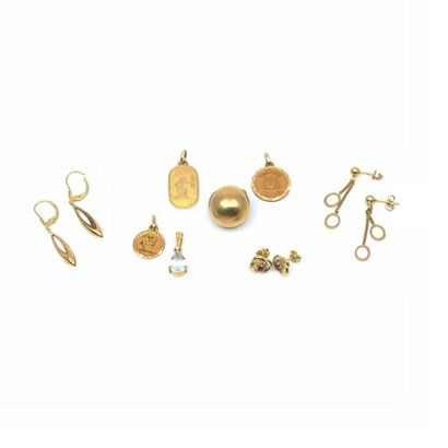 LOT D'OR 750 ° comprenant :
Cinq pendentifs...