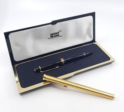 MONTBLANC 
Stylo plume 
Dans sa boîte 
On...