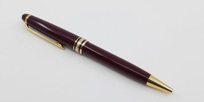 MONTBLANC 
Stylo à bille bordeaux avec étui...