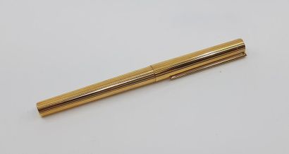 DUPONT 
Stylo plume en métal doré