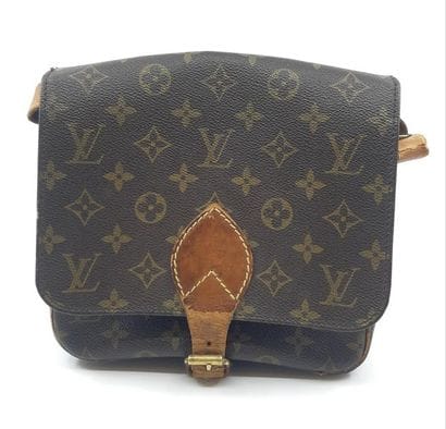 Louis VUITTON
Sac besace monogrammé en cuir...