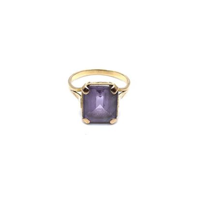 BAGUE en or jaune 750° ornée d'une améthyste...
