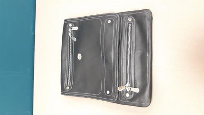 MAC DOUGLAS 
Sacoche en cuir noir à bandoulière...