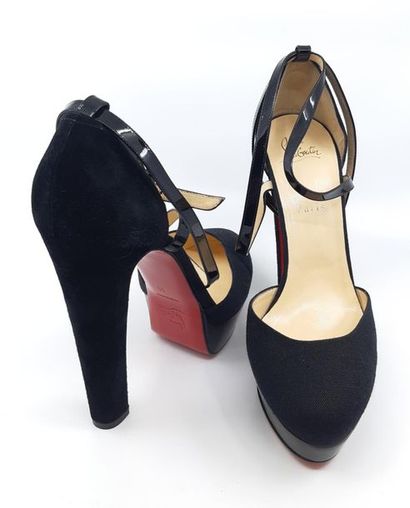 LOUBOUTIN Paire de chaussures à plateforme...