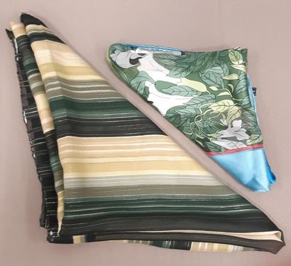 LOT de deux foulards dont un BALMAIN (85,5*85,5)...