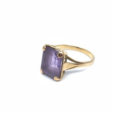 BAGUE en or jaune 750° ornée d'une améthyste...