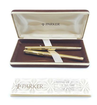 PARKER 
Deux stylos en metal doré dont un...