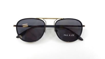 PAUL and JOE 
Paire de lunettes de soleil...