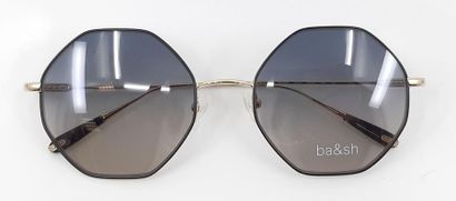BASH
Paire de lunettes de soleil octogonale...