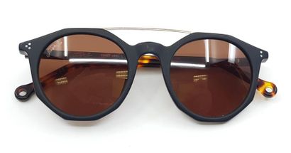 HALLY and Son 
Paire de lunette de soleil...