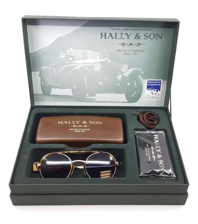 HALLY and son 
Paire de lunettes de soleil...