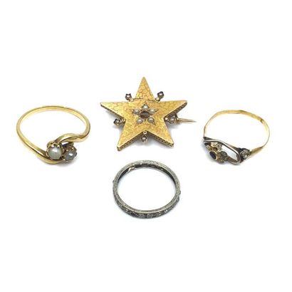 Lot d'or 750° comprenant : 
Bague en or ornée...