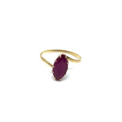 BAGUE en or jaune 750° ornée d'un rubis navette...