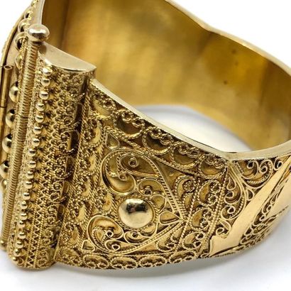 BRACELET 
en or jaune 750° filigranée ouvrant
Poids...