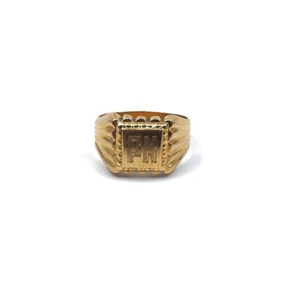 BAGUE chevalière en or jaune 750° monogrammée...