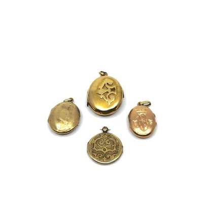 LOT comprenant :
Quatre pendentifs porte-souvenir...